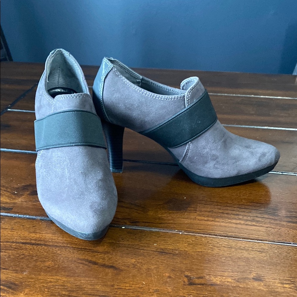 Dana Buchman Brown and Black Heels with Medium Height